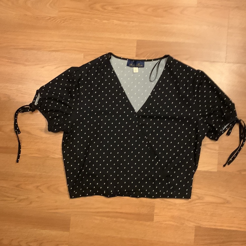 Cute Crop Top With Short Tie Sleeves. - Picture 3 of 7